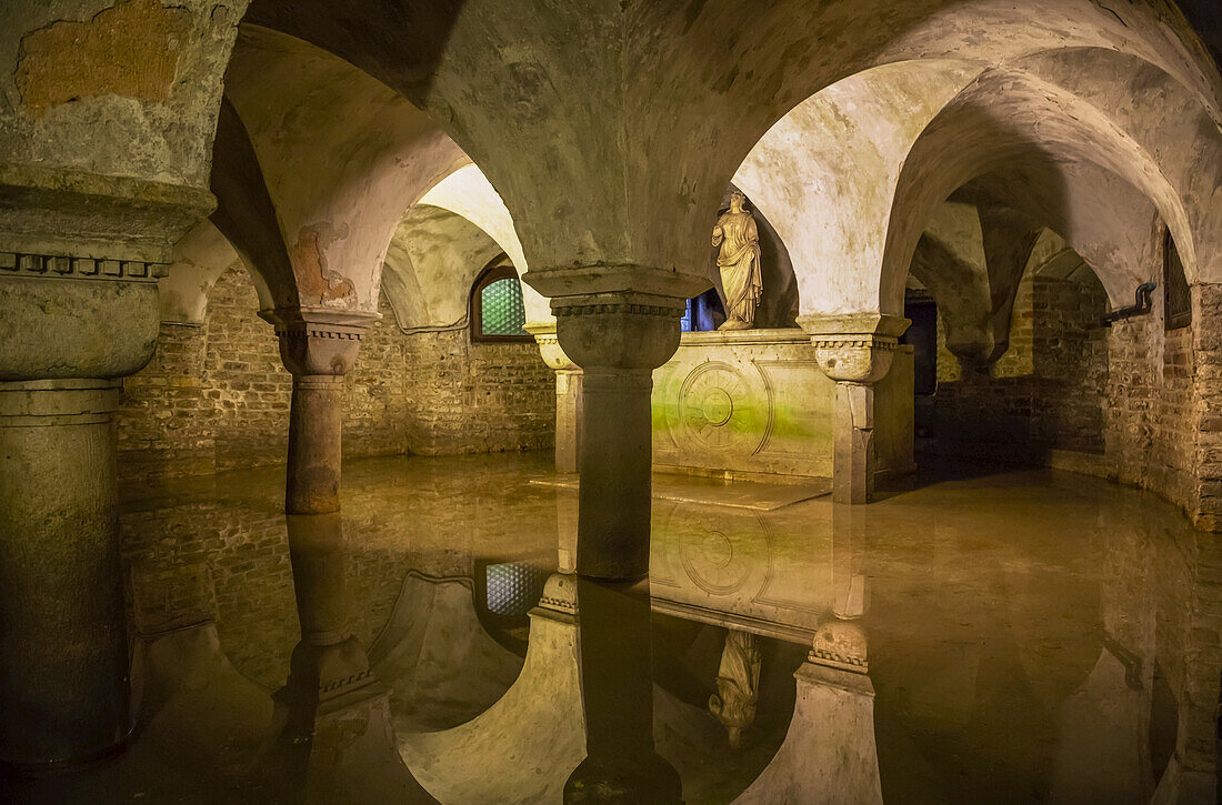 Spiegelungen des architektonischen Innenraums eines Gebäudes im Wasser auf dem Boden; Venedig, Italien.
