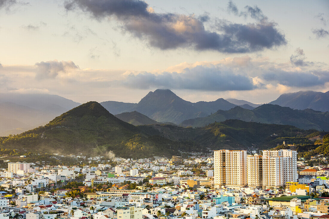 Stadtbild und Berge von Nha Trang; Nha Trang, Provinz Khanh Hoa, Vietnam