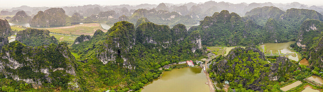 Drohnenansicht von Ninh Binh entlang der Küstenlinie; Ninh Binh, Ninh Binh Provinz, Vietnam