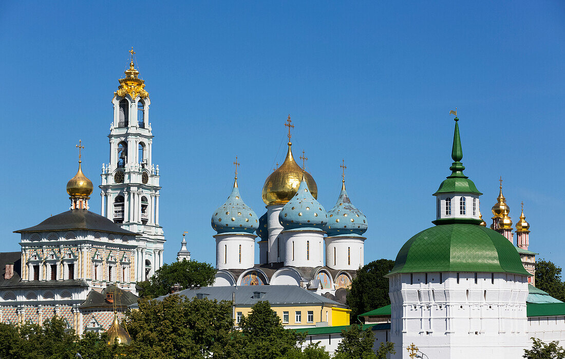 Ansicht des Klosterkomplexes der Dreifaltigkeits-Sergius-Lawra; Sergiev Posad, Oblast Moskau, Russland.