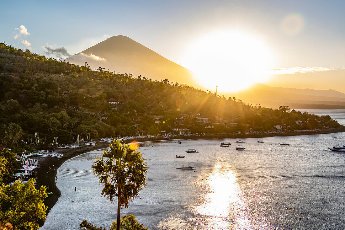 Amed Beach mit dem Berg Agung im Hintergrund bei Sonnenuntergang; Bali, Indonesien.