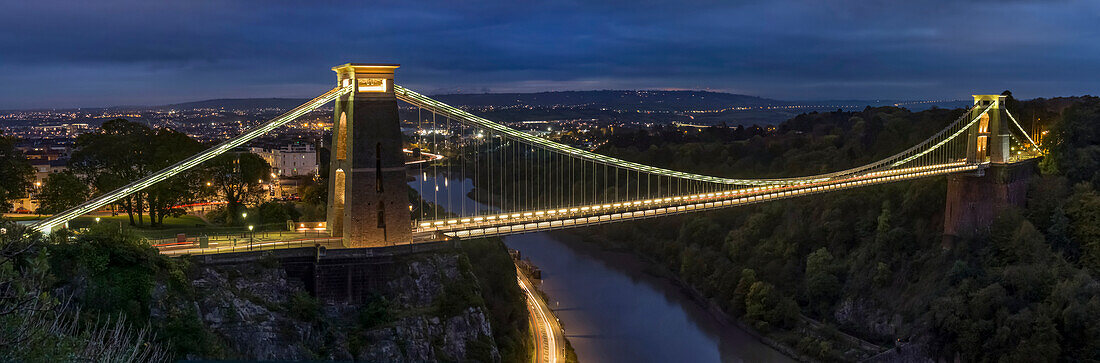 Clifton-Hängebrücke in der Abenddämmerung; Bristol, England.