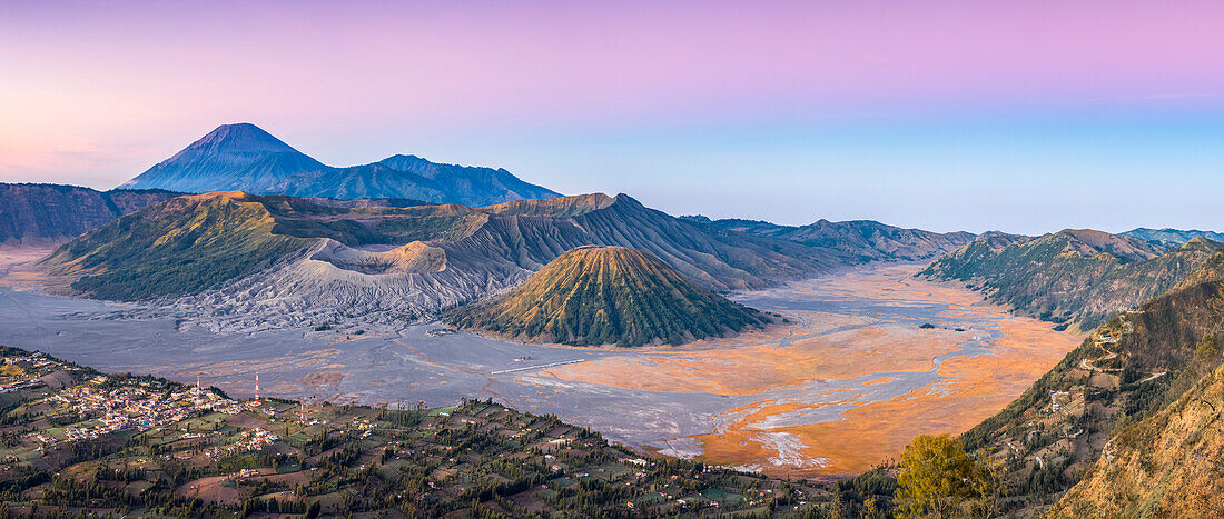 Bromo Tengger Semeru National Park bei Sonnenaufgang; Pasuruan, Ost-Java, Indonesien.