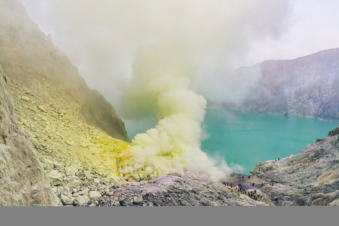 Schwefelrauch im Krater des Vulkans Ijen; Ost-Java, Java, Indonesien