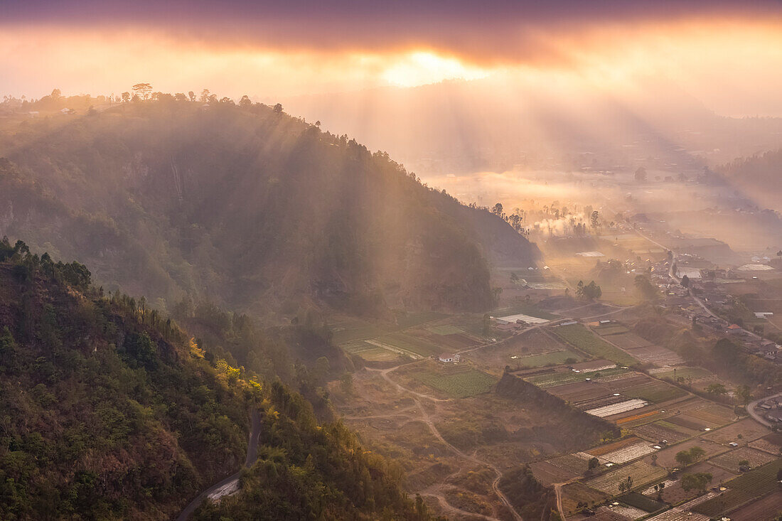 Sonnenaufgang am Berg Batur; Bali, Indonesien