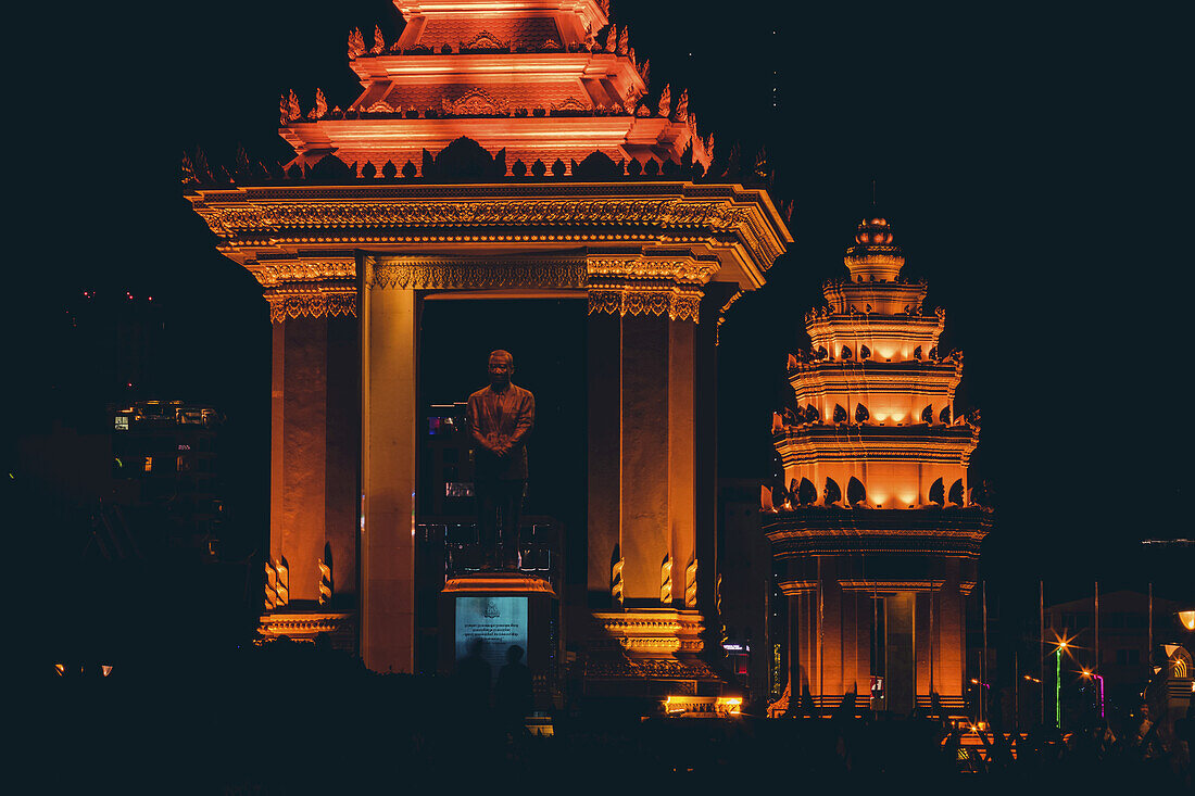 Norodom Sihanouk-Denkmal und Unabhängigkeitsdenkmal bei Nacht in Phnom Penh; Phnom Penh, Phnom Penh, Kambodscha