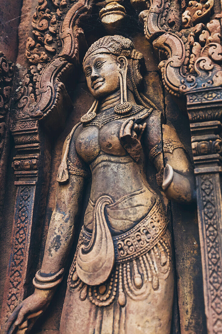 Detail der geschnitzten Fassade des Banteay Srei-Tempels, Angkor Wat-Komplex; Siem Reap, Kambodscha.
