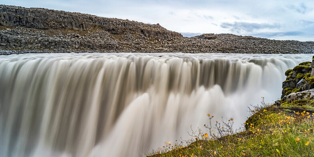 Dettifoss-Wasserfall, angeblich der zweitstärkste Wasserfall in Europa nach dem Rheinfall; Nordurping, nordöstliche Region, Island