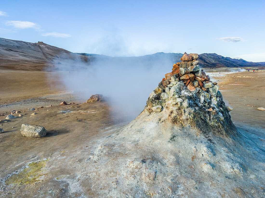 Geothermischer Ort, bekannt für seine blubbernden Schlammpfützen und dampfenden Fumarolen, die Schwefelgas ausstoßen; Skutustadahreppur, nordöstliche Region, Island