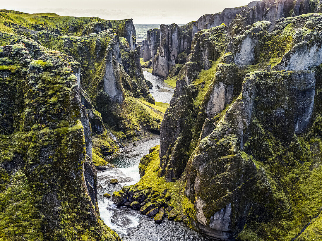 Der Fjadrargljufur ist eine großartige und gewaltige Schlucht, etwa 100 Meter tief und etwa zwei Kilometer lang. Der Canyon hat steile Wände; Skaftarhreppur, Südregion, Island