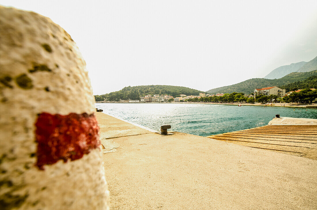 Leerer Bootssteg in einer kroatischen Stadt; Drvenik, Dalmatien, Kroatien.