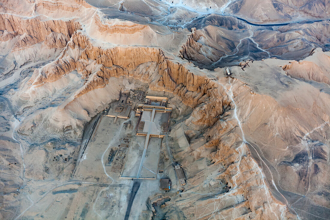 Luftaufnahme des Hatschepsut-Tempels in Deir al-Bahri im Tal der Könige, nahe Luxor; Ägypten.