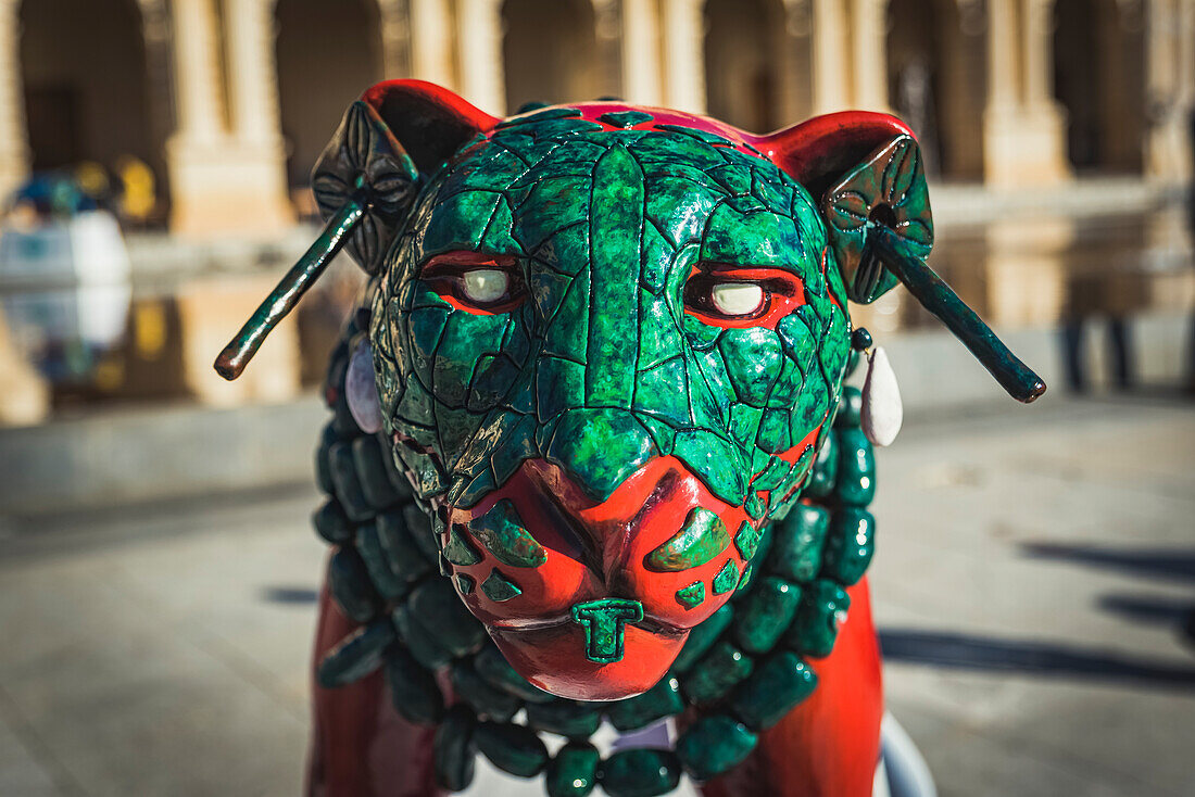 Skulptur des Kopfes eines grünen und roten Tieres, MUSAC, Museo de San Cristobal de las Casas; San Cristobal de las Casas, Chiapas, Mexiko.