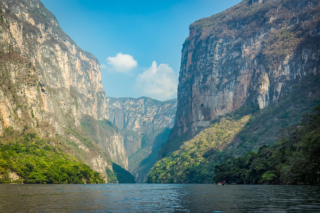 Blick auf die Sumidero-Schlucht, die auf dem Siegel des Bundesstaates Chiapas abgebildet ist, Sumidero-Canyon-Nationalpark; Chiapas, Mexiko.