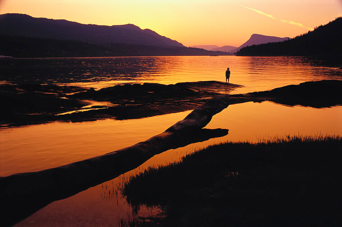 Silhouette einer Person auf den Gulf Islands bei Sonnenuntergang, BC, Kanada