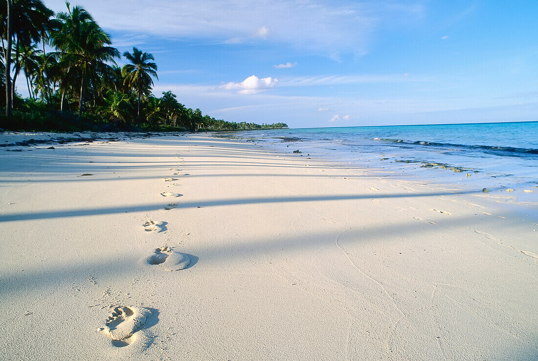 Fußabdrücke am Strand, Nähe Emerald Palms Resort, South Andros, Die Bahamas