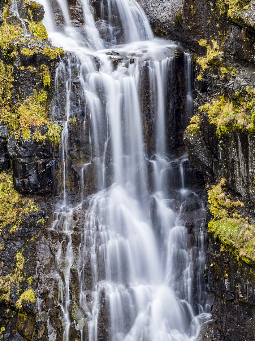 Glymur ist der zweithöchste Wasserfall in Island mit einer Fallhöhe von 198 Metern; Hvalfjardarsveit, Hauptstadtregion, Island