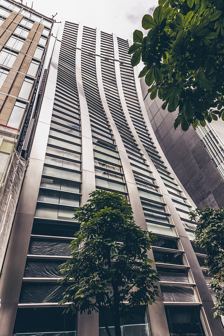 Einzigartige Architektur mit einer geschwungenen Wand an einer Gebäudefassade; Tokio, Kanto, Japan