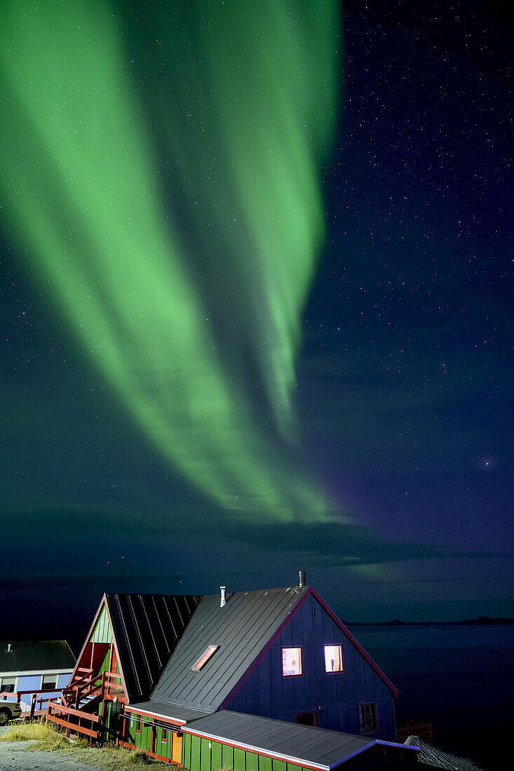 Nordlichter über der Küste und den Häusern von Nuuk, Grönland; Nuuk, Sermersooq, Grönland