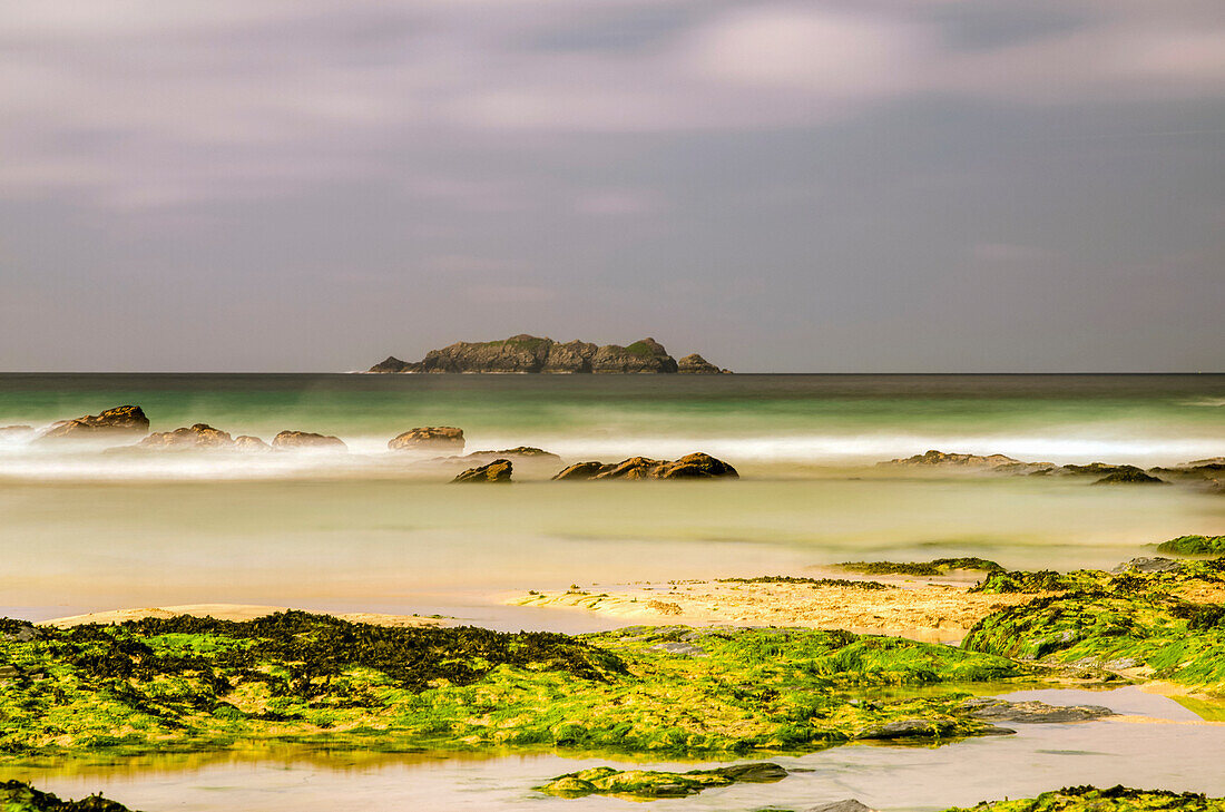 Langzeitbelichtung eines Strandes in Cornwall an der Constantine Bay; Newquay, Cornwall, England.