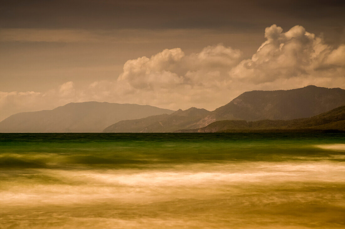 Langzeitbelichtung eines australischen Strandes mit Bergkulisse, Four Mile Beach; Port Douglas, Queensland, Australien.