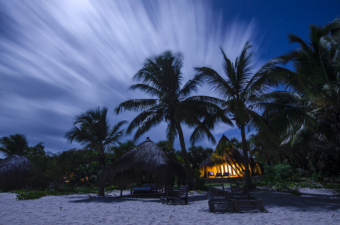 Langzeitbelichtung eines Strandes um Mitternacht in Mosambik; Benguera Island, Bazaruto Archipel, Mosambik.