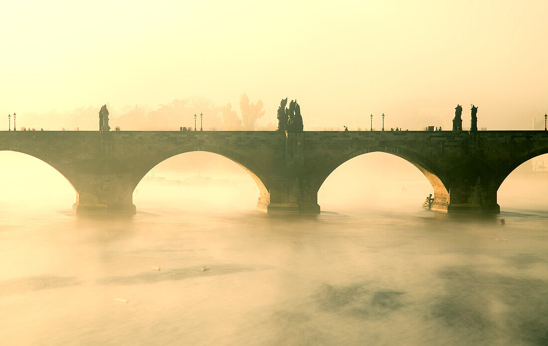 Frühmorgendlicher Nebel um die Karlsbrücke an der Moldau; Prag, Tschechische Republik.