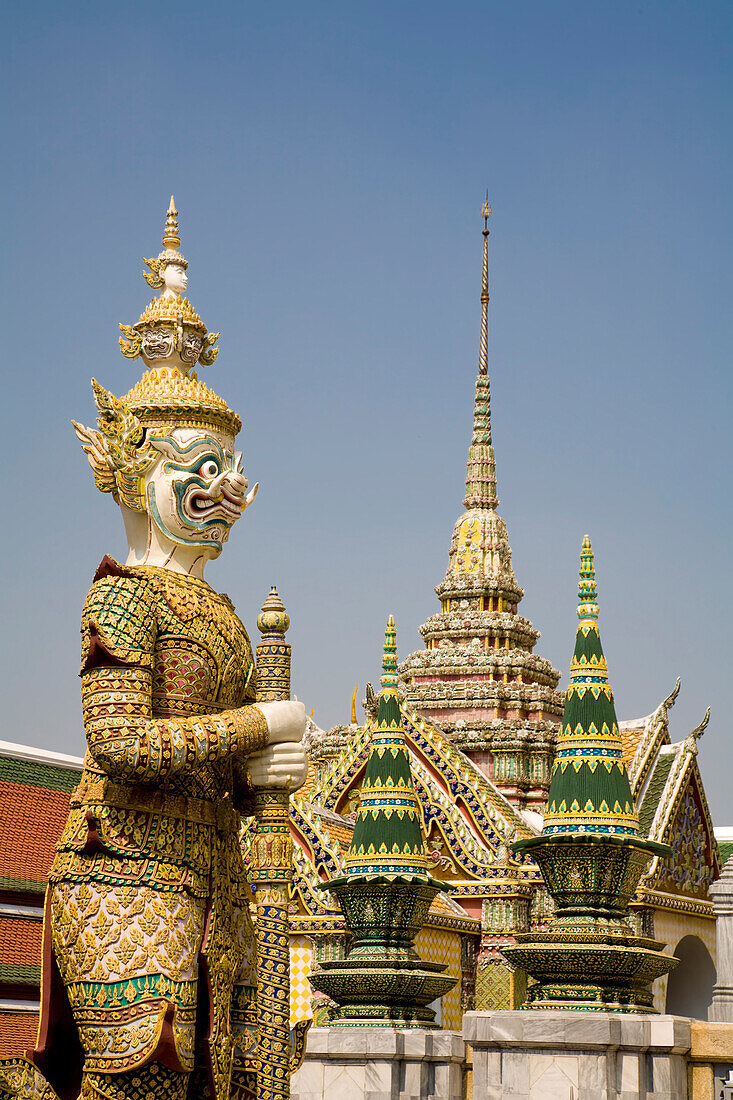 Wächterdämon und Tempelopfer, Wat Phra Kaew, Großer Palast, Bangkok, Thailand