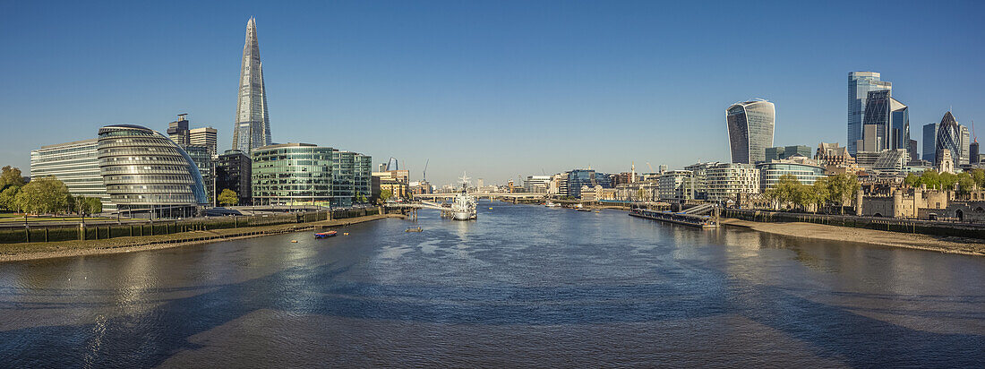 Verlassene Themse und Panoramablick auf London auf dem Höhepunkt der Covid-19-Pandemie; London, England, UK.