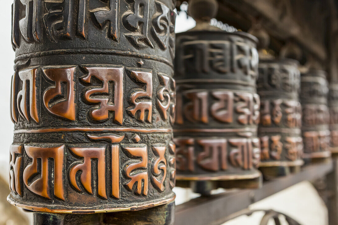 Buddhistische Gebetsmühlen am Swayambhunath-Affentempel in Kathmandu; Kathmandu-Tal, Nepal.