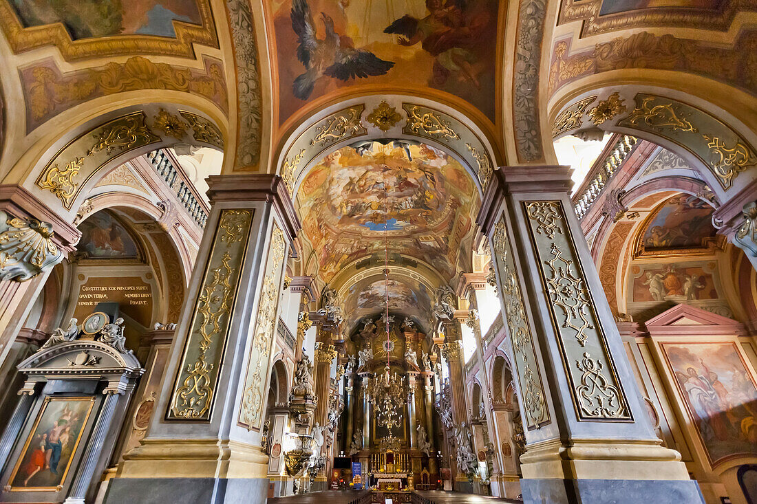 Innenraum der Kirche zum Heiligen Namen Jesu; Breslau, Schlesien, Polen.