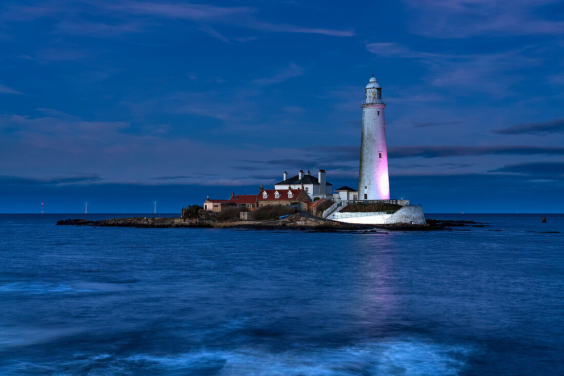 Leuchtturm St. Mary's Island bei Nacht an der Whitley Bay; Tyne and Wear, Northumberland, England, Vereinigtes Königreich