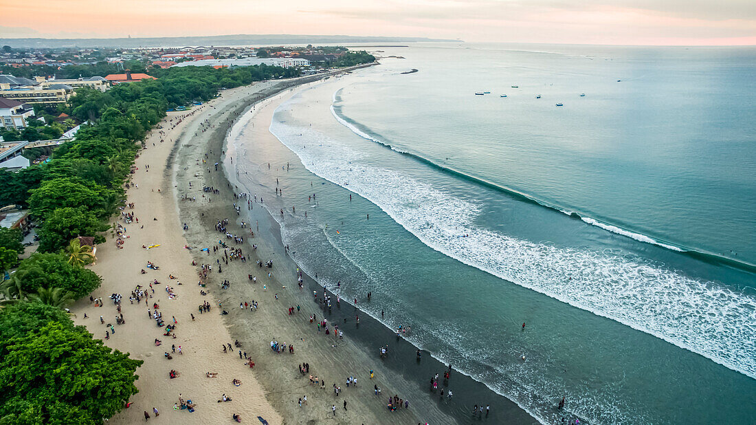 Luftaufnahme der Menschenmassen am Kuta Beach und der Wellen des Indischen Ozeans; Kuta, Bali, Indonesien