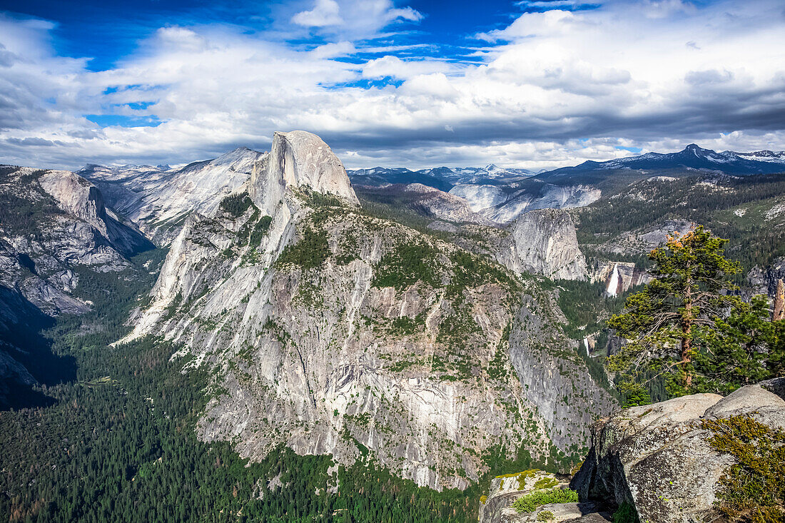 Blick über das Yosemite Valley vom Glacier Point, Yosemite National Park; Kalifornien, Vereinigte Staaten von Amerika