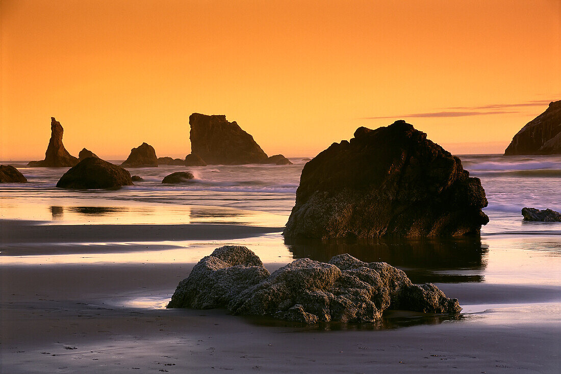 Sonnenuntergang über Strand, Brandung und Felsformationen, Bandon Beach, Oregon Coast, Oregon, USA