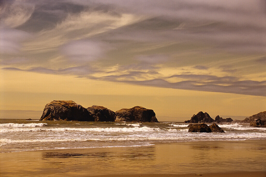 Sonnenuntergang über Strand und Felsen, Bandon Beach, Oregon Coast, Oregon, USA