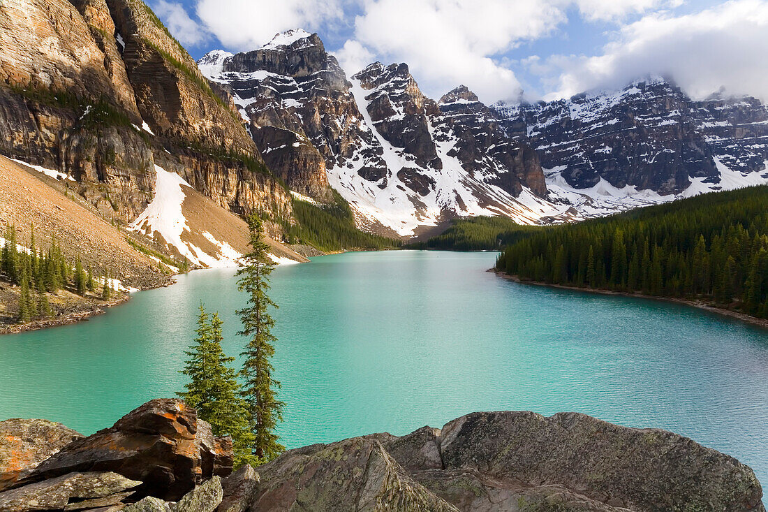 Ruhiger Moraine Lake und die schroffen Gipfel der Rocky Mountains im Banff National Park; Alberta, Kanada.