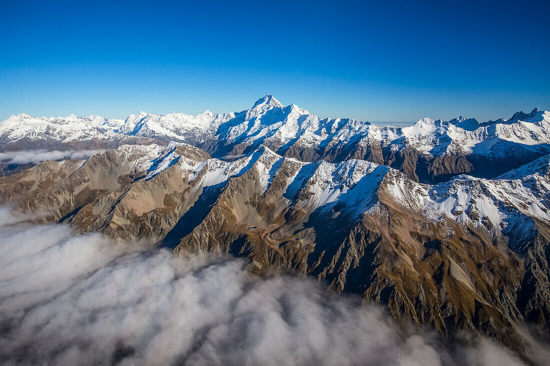 Ein Hubschrauberflug bietet einen atemberaubenden Blick über den Mount Cook Gletscher und die umliegenden Berggipfel, Mount Cook National Park; Canterbury, Neuseeland
