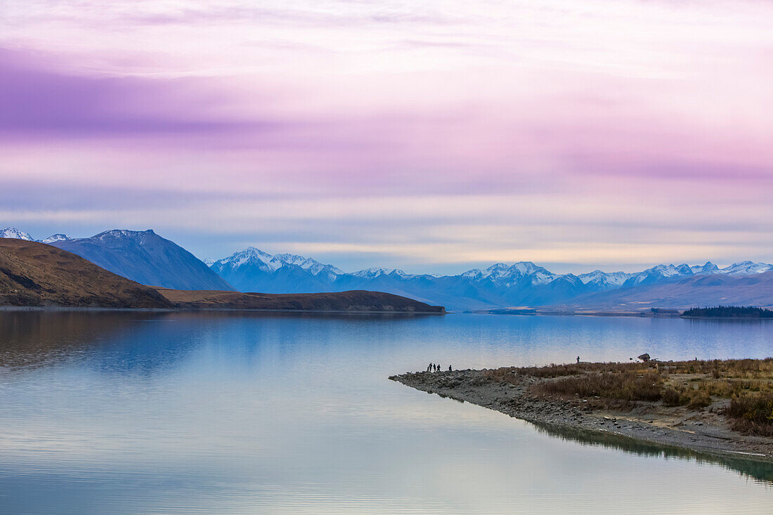 Schöner Blick über das Ufer des neuseeländischen Tekapo-Sees bei Sonnenuntergang; Canterbury, Neuseeland.