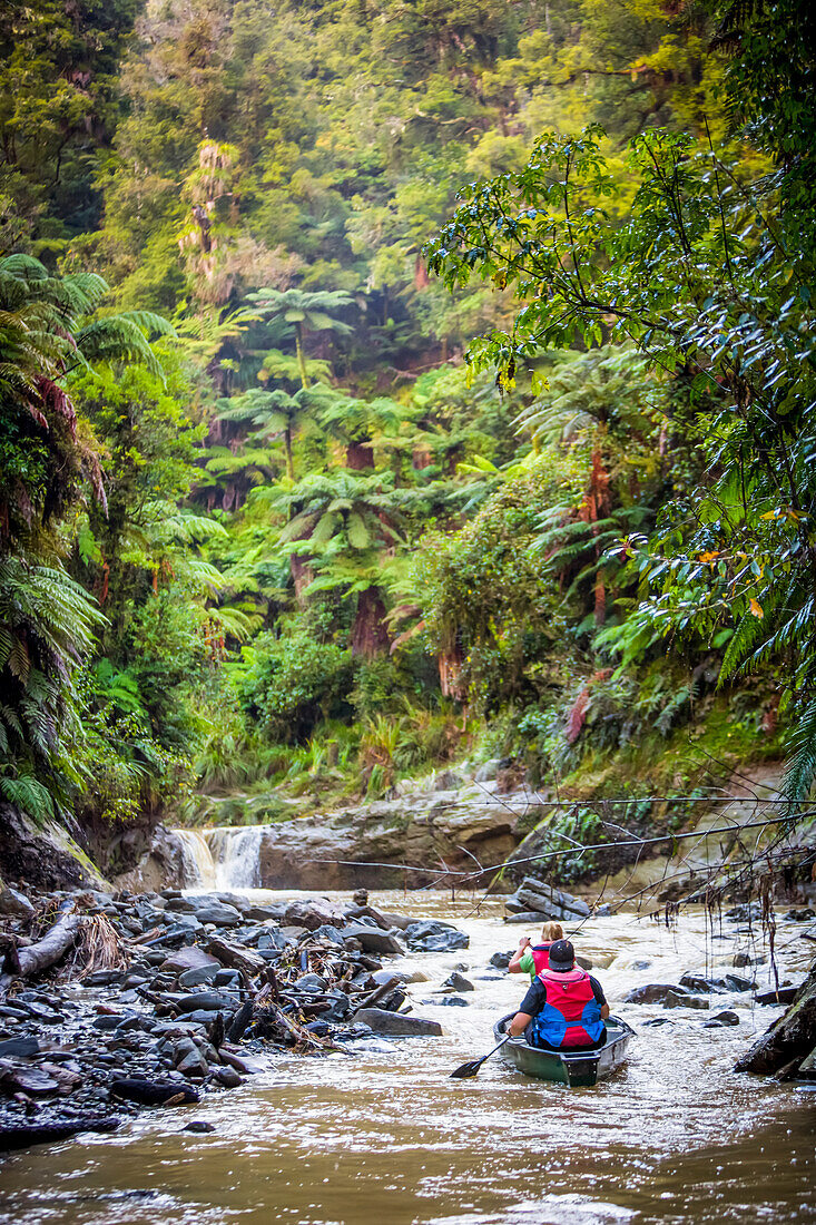 Die Blue Duck Lodge im Whanganui National Park ist eine Rinderfarm mit Schwerpunkt auf dem Naturschutz. Kajakfahren auf dem Fluss durch den wunderschönen Regenwald; Retaruke, Manawatu-Wanganui, Neuseeland