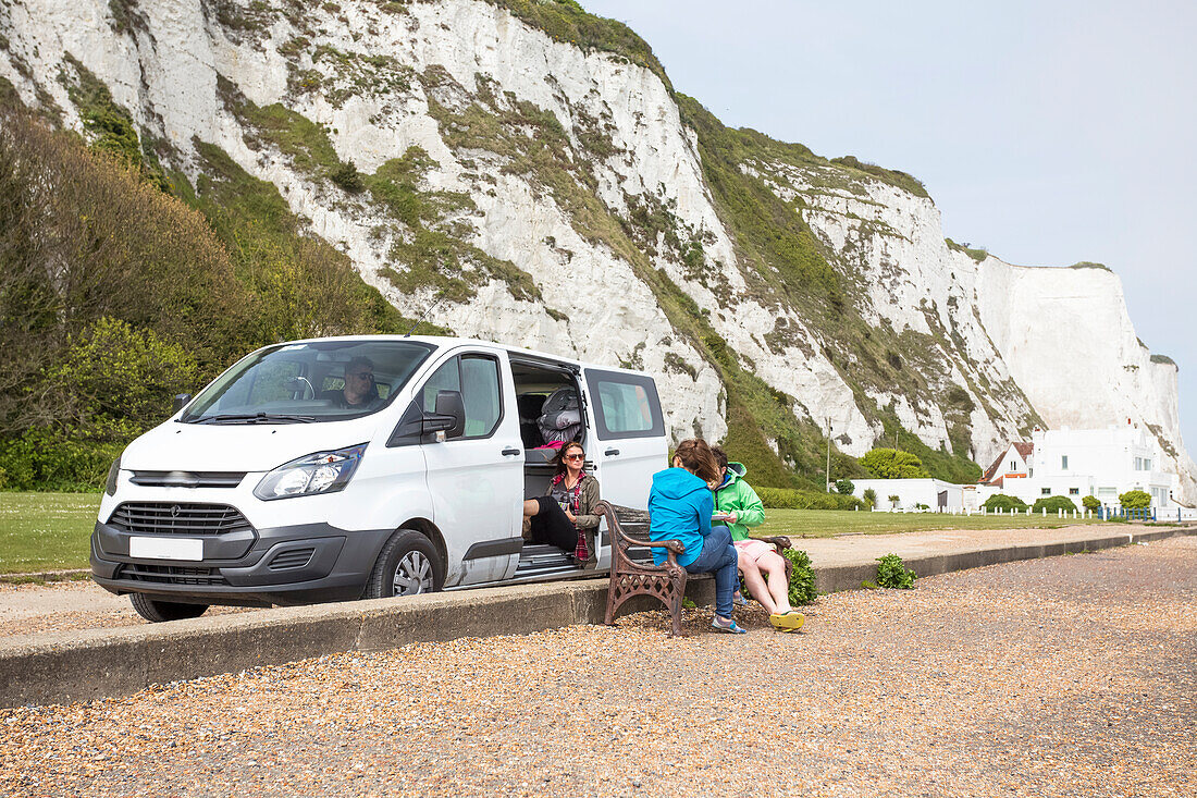 Mittagspause am Fuße der White Cliffs of Dover; Saint Margarets Bay, England, Vereinigtes Königreich