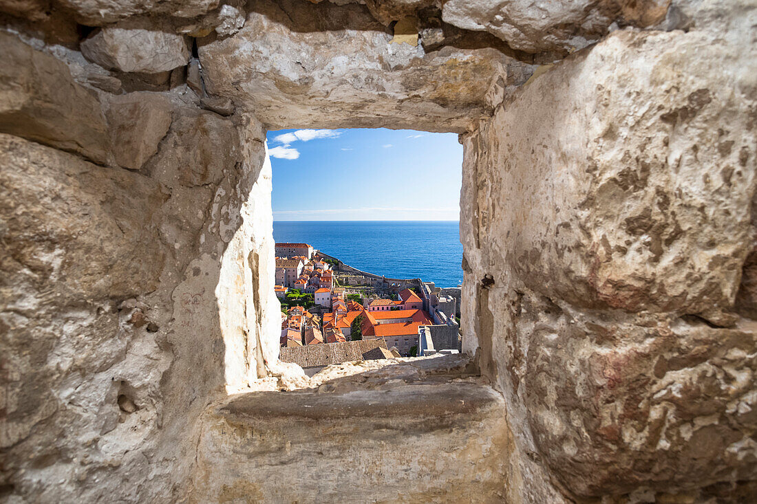 Die Stadtmauern von Dubrovnik umgeben die Altstadt von Dubrovnik und bieten atemberaubende Landschaften und Aussichtspunkte rund um die Stadt; Dubrovnik, Dubrovacko-neretvanska zupanija, Kroatien