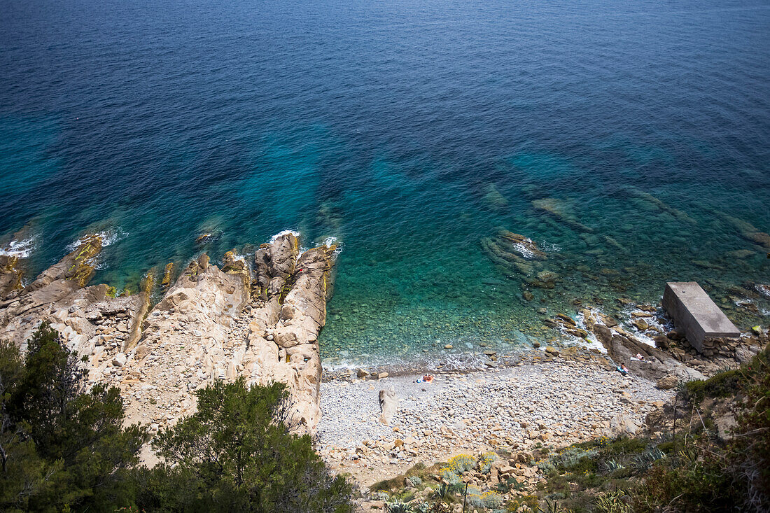 Ein abgelegener Strand an der italienischen Riviera; Camogli, Italien