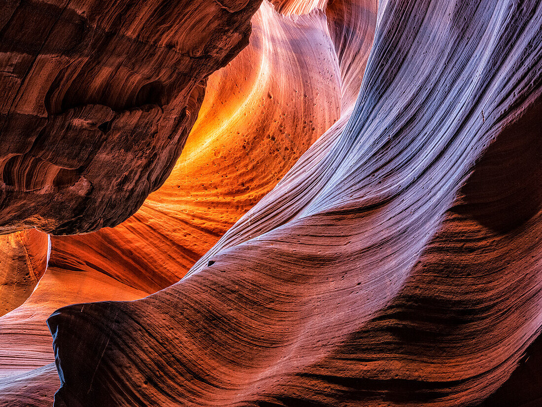 Die wunderschönen Sandsteinschluchten rund um Page, Arizona. Es ist erstaunlich, unter der Erde zu sein und das surreale Licht zu sehen, das in die Tiefen der Canyons hinabfällt; Page, Arizona, Vereinigte Staaten von Amerika