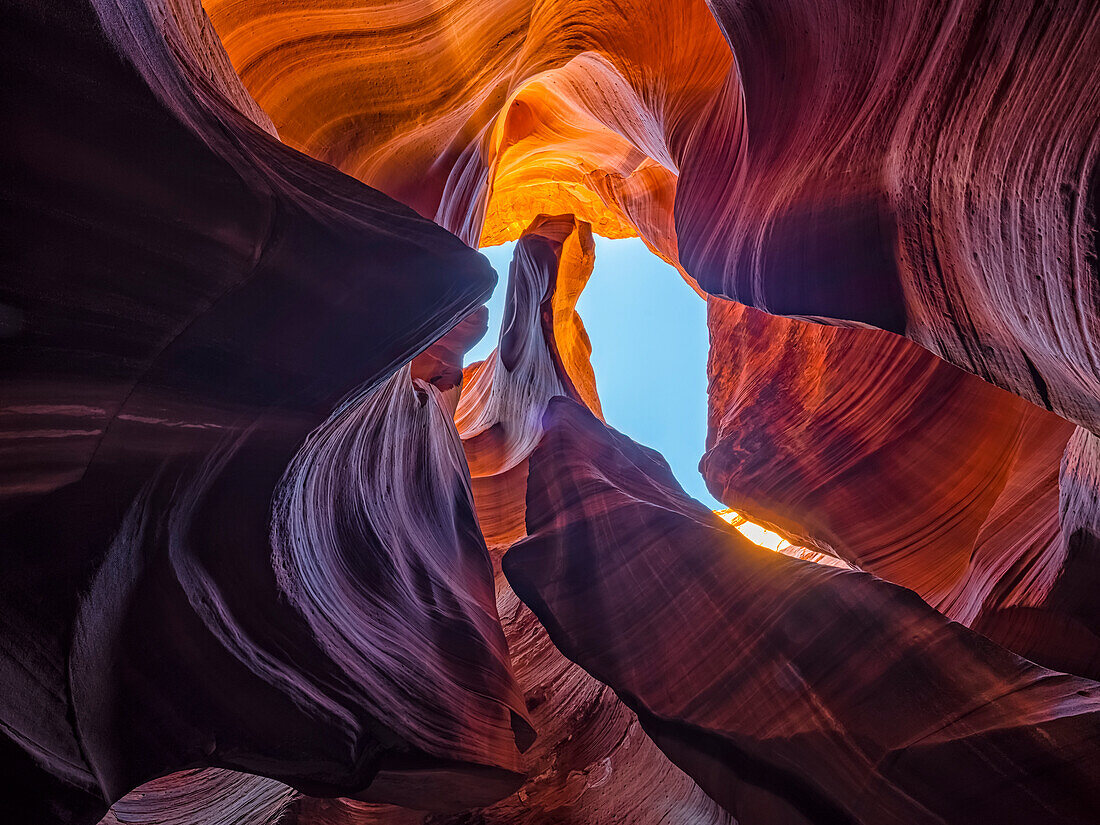 Ein Slot-Canyon außerhalb von Page, Arizona. Schöne Farben und Sandstein, der durch Äonen von Wind- und Wassererosion entstanden ist; Page, Arizona, Vereinigte Staaten von Amerika