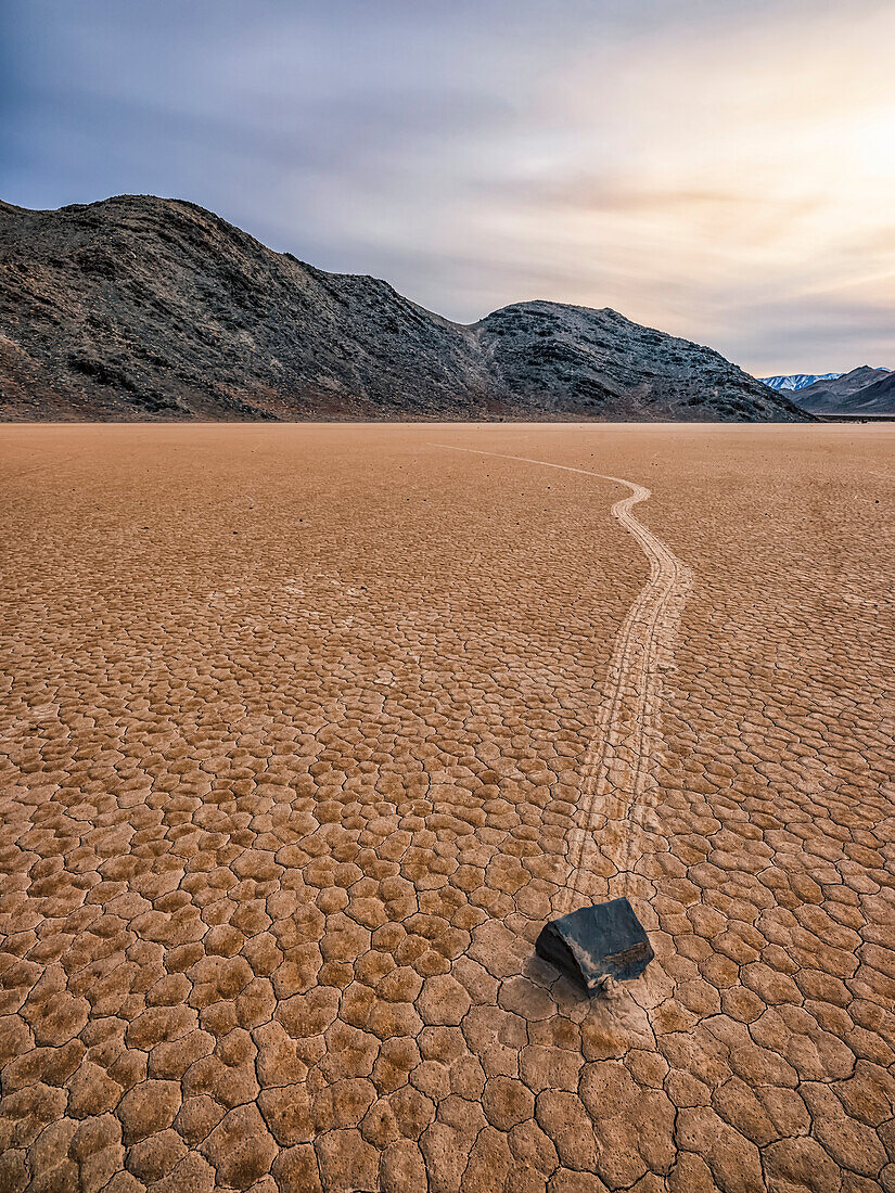 Felsen scheinen sich auf magische Weise zu bewegen auf der Racetrack Playa im Death Valley National Park; Kalifornien, Vereinigte Staaten von Amerika