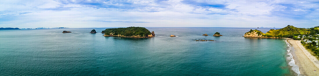 Views over the Haihe coastline of Cathedral Cove, New Zealand; Hahei, Waikato, New Zealand