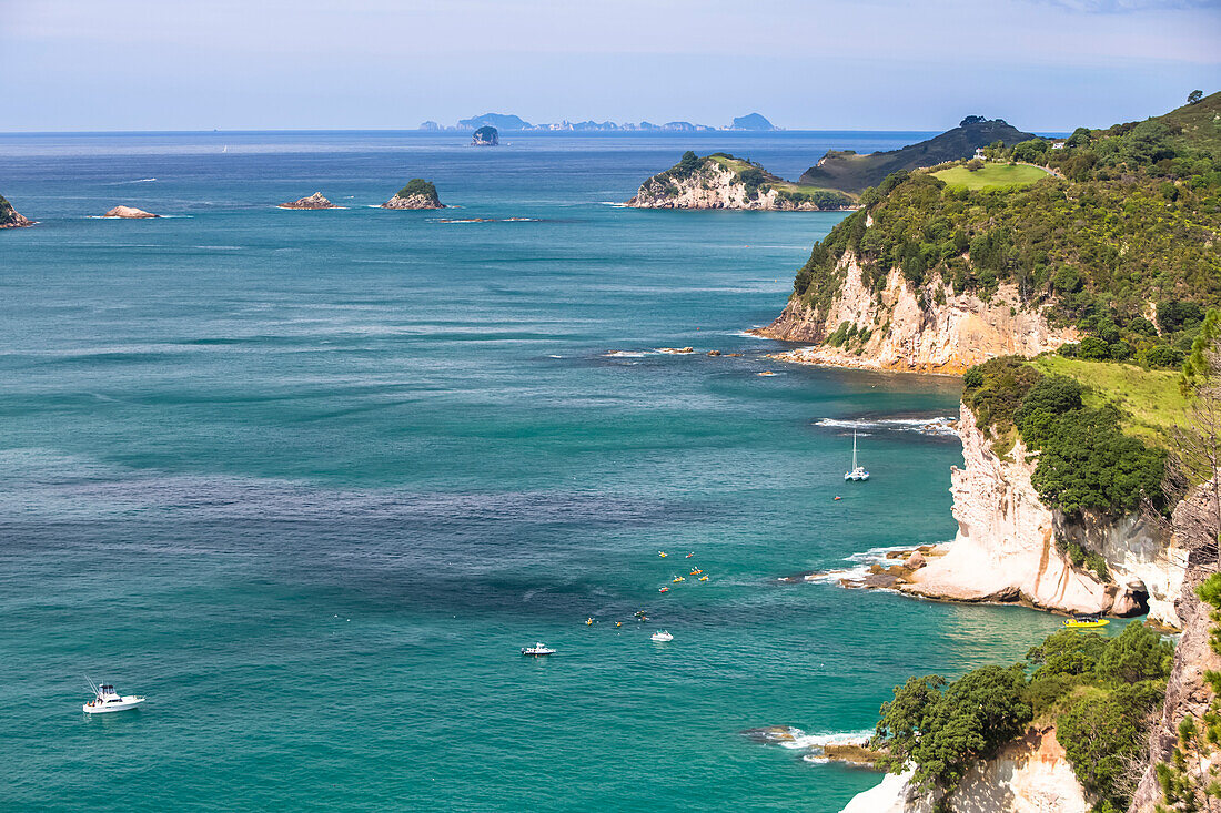 Landschaftlicher Überblick über die Haihe-Küste entlang der Coromandel-Halbinsel; Cathedral Cove, Nordinsel, Neuseeland.