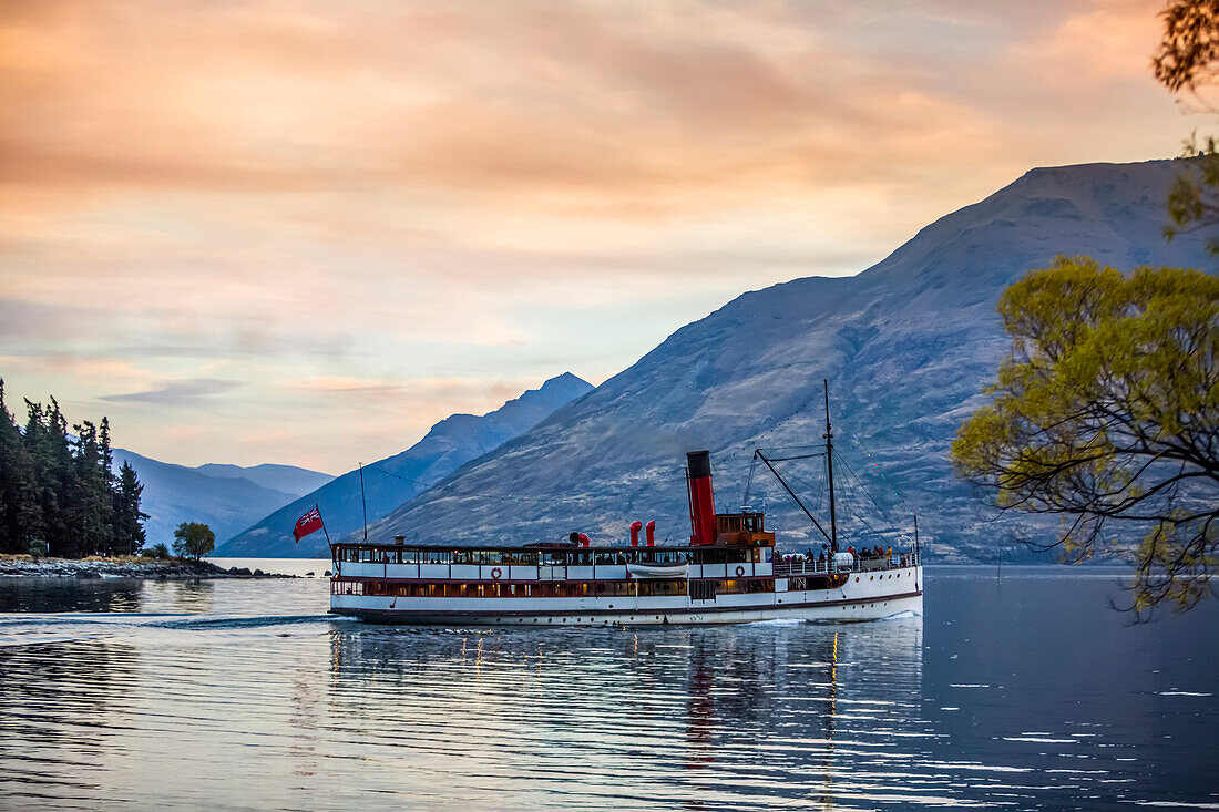 Die berühmte TSS Earnslaw macht eine Sonnenuntergangstour auf dem Wakatipu-See in Queenstown; Queenstown, Otago, Neuseeland.