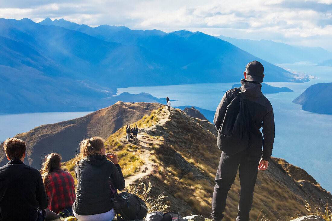 Die anstrengende, aber sehr lohnende Wanderung zum Roys Peak in Wanaka. Die Wanderung ist schwierig, aber die Aussicht ist spektakulär; Wanaka, Otago, Neuseeland